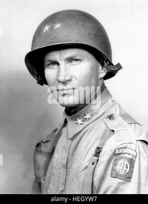 JAMES GAVIN (1907-1990) en tant que commandant et deux étoiles de général de la 82nd Airborne Division sur 1944 Banque D'Images