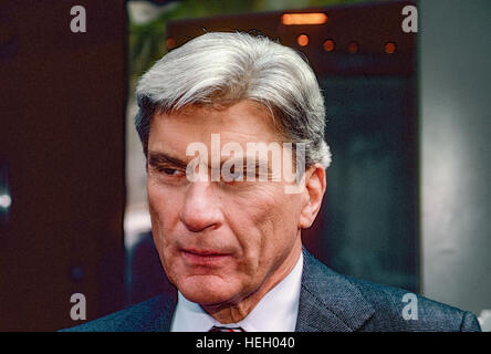 Washington, DC., USA, 17 mai 1987, le sénateur républicain John Warner de Virginia parle avec des journalistes à l'extérieur de l'ABC Studios après sa comparution, le dimanche matin "talk show" de cette semaine : Mark Reinstein Crédit Banque D'Images