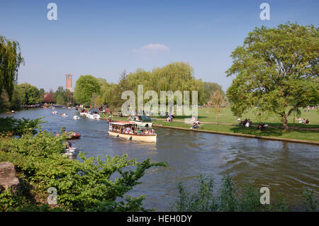 Une rivière lancer sur la rivière Avon à Stratford-upon-Avon avec la Royal Shakespeare Theatre et jardins en arrière-plan. Banque D'Images