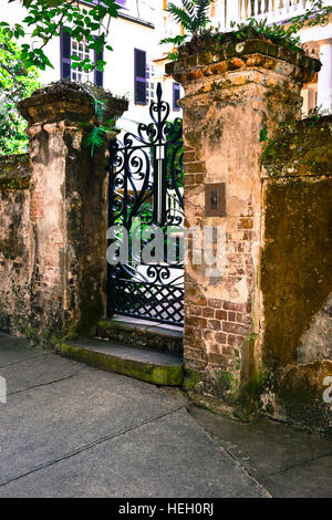 Grungy authentique piliers en brique rustique en fer forgé support entrée de Antebellum estate dans le centre-ville historique de Charleston SC Banque D'Images