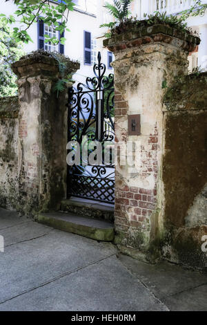 Grungy authentique piliers en brique rustique en fer forgé support entrée de Antebellum estate dans le centre-ville historique de Charleston SC Banque D'Images