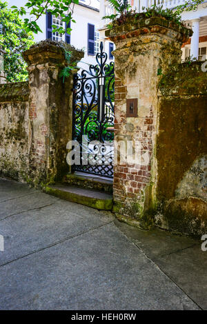 Grungy authentique piliers en brique rustique en fer forgé support entrée de Antebellum estate dans le centre-ville historique de Charleston SC Banque D'Images