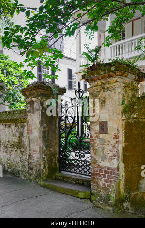 Grungy authentique piliers en brique rustique en fer forgé support entrée de Antebellum estate dans le centre-ville historique de Charleston SC Banque D'Images