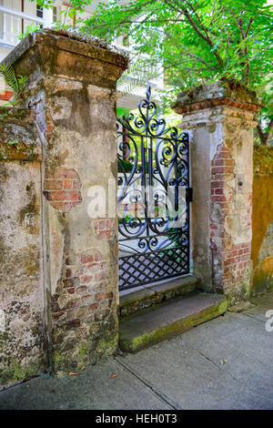 Grungy authentique piliers en brique rustique en fer forgé support entrée de Antebellum estate dans le centre-ville historique de Charleston SC Banque D'Images