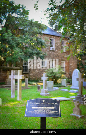 Un panneau marque le St Philip's Episcopal Church's cimetière avec des tombes en arrière-plan à Charleston SC Banque D'Images