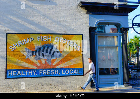 L'extérieur de l'Amen Street Fish & Raw Bar restaurant sur la baie East de l'arty avec peinture murale au centre-ville historique de Charleston, SC Banque D'Images