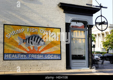 L'extérieur de l'Amen Street Fish & Raw Bar restaurant sur la baie East de l'arty avec peinture murale au centre-ville historique de Charleston, SC Banque D'Images