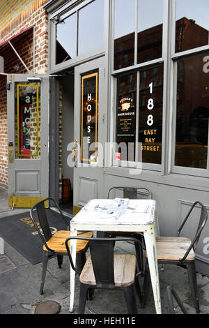 L'extérieur de l'Poogan branché Smokehouse restaurant avec chaises et tables à l'extérieur dans le centre-ville historique de Charleston SC Banque D'Images