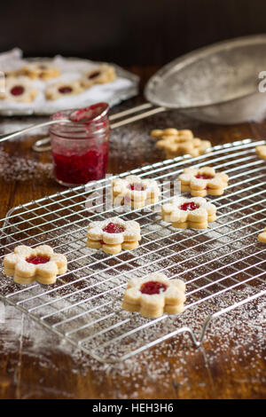 Linzer cookies faits maison Banque D'Images