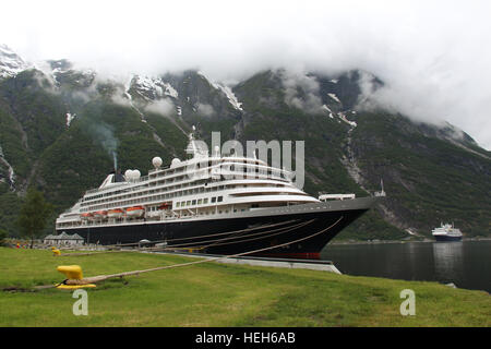 Holland America Line's 'bateau de croisière Prinsendam" amarré dans un fjord norvégien (Wallonie) avec des montagnes neige-couvertes sur l'arrière-plan Banque D'Images