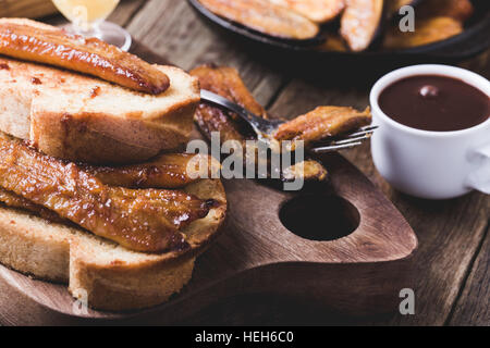 Brioche maison sandwiches avec de la banane à l'onctueuse sauce au caramel. Pain perdu, petit-déjeuner simple ou dessert Banque D'Images