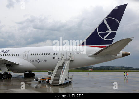 Cracovie, Pologne - 30 juillet, 2016 Marque : LOT Polish Airlines Boeing 787 Dreamliner avion stationné à l'Aéroport International de Cracovie Balice. Banque D'Images