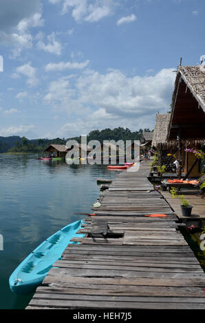 Les Thaïs se détendre et jouer à raft resort au lac Cheow Lan au réservoir du barrage de Ratchaprapa Parc national de Khao Sok, le 2 mars 2011 à Surat Tha Banque D'Images