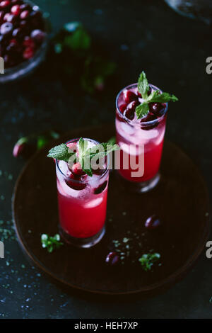 Cranberry et menthe Punch dans des grands verres Banque D'Images