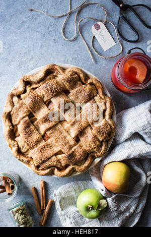 La pomme et le coing lattice pie. Sans gluten. Banque D'Images