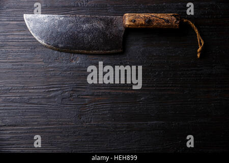 Vintage Boucher couperet à viande couteau sur fond de bois brûlé foncé copy space Banque D'Images