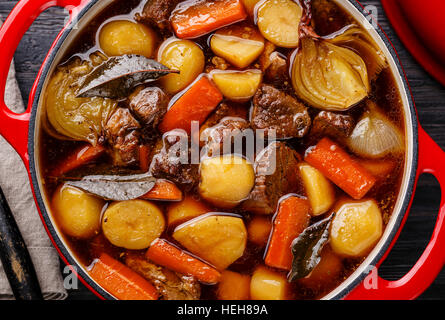 La viande de boeuf en ragoût avec des pommes de terre, les carottes et les épices en fonte pot close up Banque D'Images