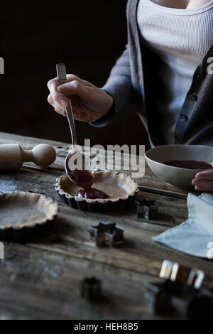 Femme faisant tartelettes Banque D'Images