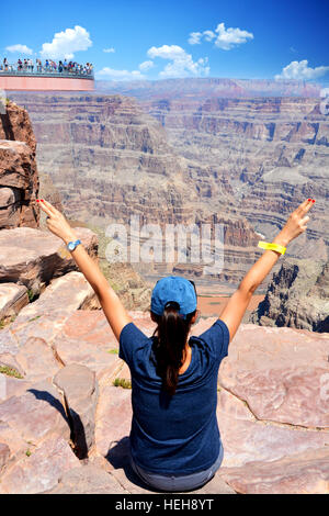 Les touristes à la recherche sur le Parc National du Grand Canyon, Colorado River et Skywalk Banque D'Images