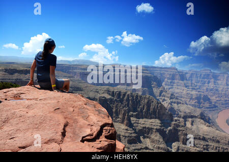 Les touristes à la recherche sur le Parc National du Grand Canyon, Colorado River et Skywalk Banque D'Images