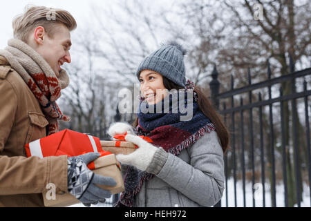Jeune couple d'échanger des cadeaux le jour de l'hiver noël Banque D'Images