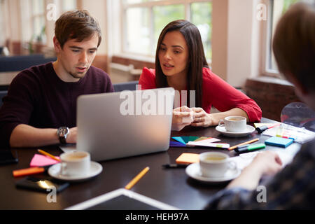 De jeunes spécialistes à la recherche d'information nécessaire à leur travail Banque D'Images