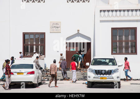 Les hommes entrer dans la mosquée Masjid Aqeel à Salalah, la région de Dhofar Oman pour la prière. Banque D'Images