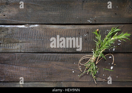 Branches de romarin liés avec de la ficelle sur une table en bois. Copier l'espace. Banque D'Images