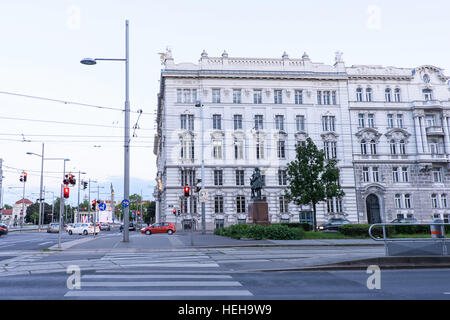 Vienne, Autriche - 16 MAI 2016 : ville rue de karlsplatz au coucher du soleil, à la mémoire des soldats soviétiques Banque D'Images