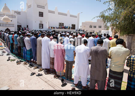 Les hommes se sont réunis pour la prière du vendredi à l'extérieur de la mosquée Masjid Aqeel à Salalah, la région de Dhofar Oman. Banque D'Images