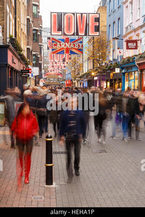 Londres, Carnaby Street - plein de gens des achats de Noël. À Londres, en Angleterre. Banque D'Images