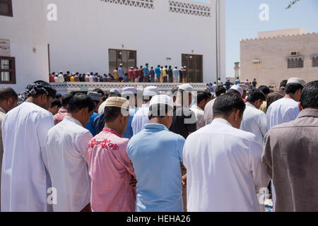 Les hommes se sont réunis pour la prière du vendredi à l'extérieur de la mosquée Masjid Aqeel à Salalah, Oman. Banque D'Images