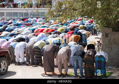 Les hommes se sont réunis pour la prière du vendredi à l'extérieur de la mosquée Masjid Aqeel à Salalah, Oman. Banque D'Images