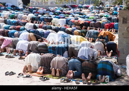 Les hommes se sont réunis pour la prière du vendredi à l'extérieur de la mosquée Masjid Aqeel à Salalah, Oman. Banque D'Images