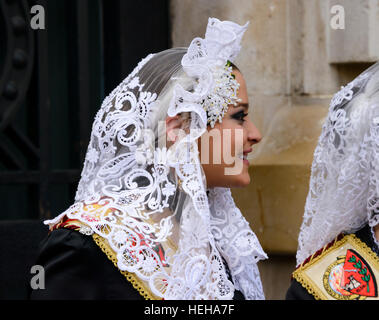 Jeune fille espagnole en costume traditionnel y compris voile mantille dentelle ou un châle pendant ou las Fallas à Valence Espagne festival Falles Banque D'Images