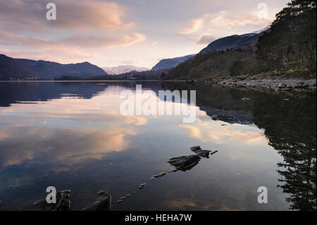 Brandlehow dans la baie de Derwent Water at Dusk Banque D'Images