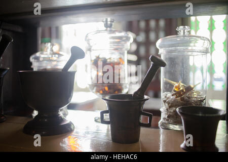 Vintage metal mortier. Laboratoire de chimie, pharmacie Banque D'Images