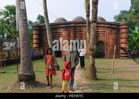 Bagerhat : Neuf-mosquée à coupole, division de Khulna, Bangladesh Banque D'Images