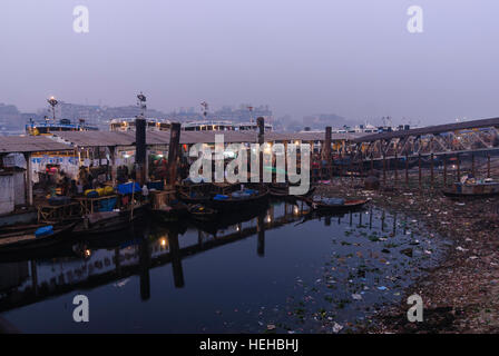 Dhaka : port de ferry dans la matinée, la Division de Dhaka, Bangladesh Banque D'Images