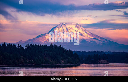 PUGET SOUND, soir lumière brillant sur MT. Rainier avec de l'eau réflexions sur le Puget Sound, Washington State, USA Banque D'Images
