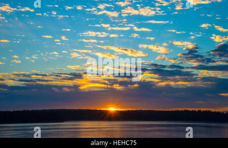 Lever du soleil avec les nuages au-dessus de l'échelle de poissons Squaxin Island sur le Puget Sound, Washington, USA Banque D'Images