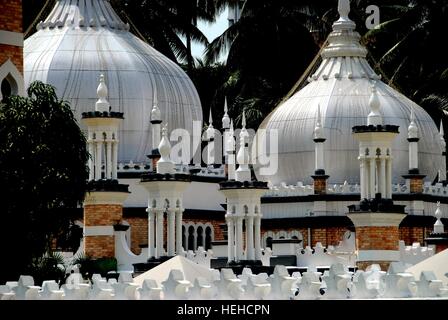 Kuala Lumpur, Malaisie - 24 décembre 2006 : 1909 Masjid Jamek mosquée est un fantasme d'oignon blanc les dômes et les minarets Banque D'Images