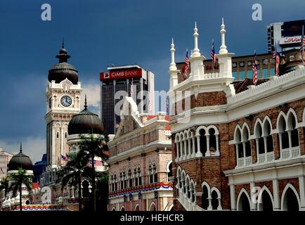 Kuala Lumpur, Malaisie - 24 décembre 2007 : 1897 Sultan Abdul Samad Building avec fenêtres mauresques, des dômes et des pinacles Banque D'Images