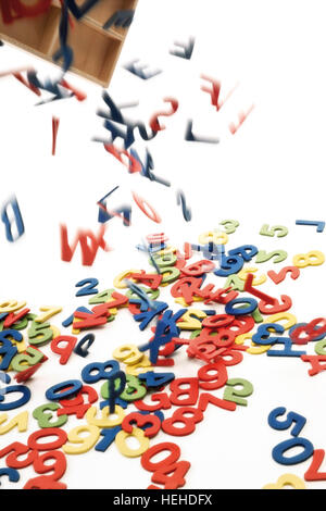 Alphabet en bois, des lettres et des chiffres sous-évaluées à partir d'un fort Banque D'Images