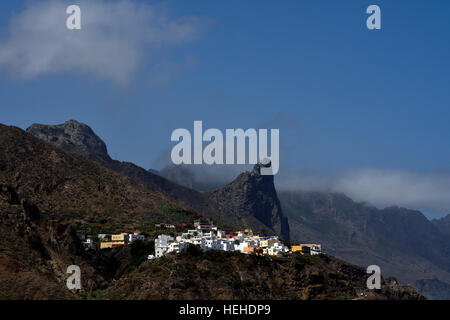 L'almaciga, village sur la falaise sur la mer, les montagnes d'Anaga, Tenerife, Canaries, Espagne Banque D'Images
