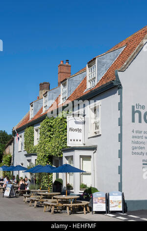 L'Hoste Arms Pub, le Livre vert, Place du marché, Burnham Market, Norfolk, Angleterre, Royaume-Uni Banque D'Images