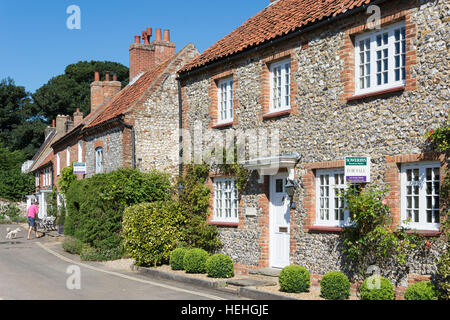 Rangée de cottages période sur le Livre vert, Place du marché, Burnham Market, Norfolk, Angleterre, Royaume-Uni Banque D'Images