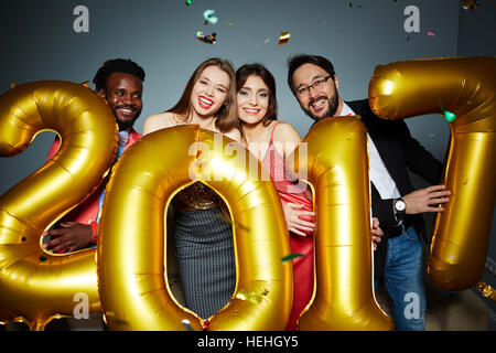 Sympa les gars et les filles avec ballon gonflable numéro de l'année prochaine Banque D'Images