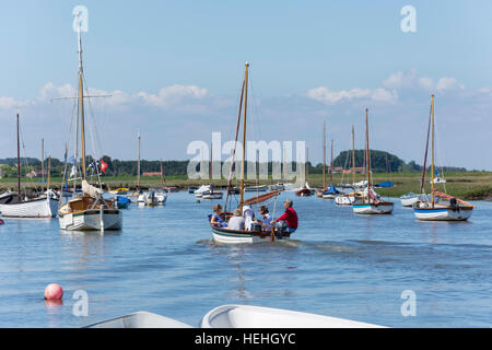 Bateaux à voile traditionnel sur la rivière brûler du quai, Burnham Overy Staithe, Norfolk, Angleterre, Royaume-Uni Banque D'Images