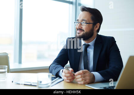 Handsome Asian businesswoman working in office Banque D'Images